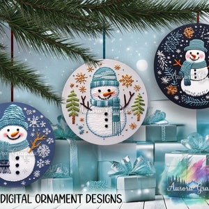 Peut inclure: Trois motifs de broderie numérique représentant un bonhomme de neige avec un chapeau et une écharpe bleus sur un fond blanc, bleu et noir. Les motifs sont parfaits pour créer des décorations de Noël.