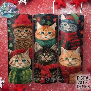 Puede incluir: Un diseño digital para un vaso de 591 ml con cinco gatos que llevan gorros y bufandas de invierno festivos. Los gatos están sobre un fondo de árboles de Navidad y copos de nieve.