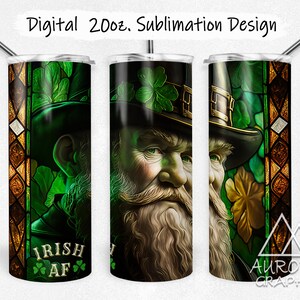 Könnte beinhalten: Ein 20oz Edelstahlbecher mit einem Sublimationsdesign, das einen Kobold mit grünem Bart und Hut zeigt, umgeben von Kleeblättern und einem Hintergrund aus Buntglas. Der Text "IRISH AF" ist auf der Unterseite des Bechers aufgedruckt.