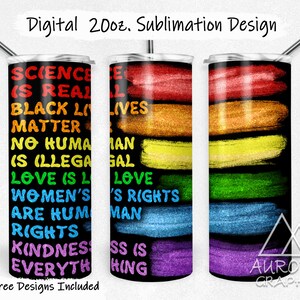 Peut inclure: Trois gobelets de sublimation de 20 oz avec un fond noir. L'un comporte du texte coloré, dont "Science is Real" et "Black Lives Matter". Un autre présente des coups de pinceau arc-en-ciel. Chaque gobelet a une paille argentée.