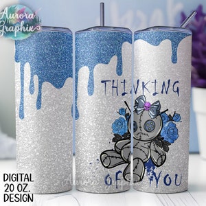 Könnte beinhalten: Ein weißer 20 oz. Becher mit einem blauen Glitzer-Tropfendesign. Der Becher zeigt eine Voodoo-Puppengrafik mit dem Text "Thinking of You".