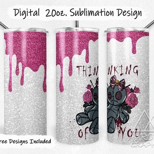 Könnte beinhalten: Ein Sublimationsdesign für einen 20 oz. Becher mit einem pinken Glitzerhintergrund und tropfendem pinken Lack. Das Design enthält eine Voodoo-Puppe mit dem Text "Thinking of you".