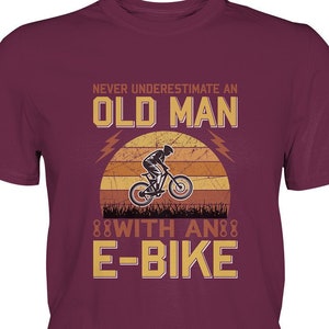 Herren T-Shirt Fahrrad E-Bike Never underestimate an old Man with an E-Bike - Premium Shirt bis 5XL