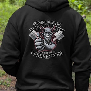 Può includere: Felpa con cappuccio nera con una grafica di un diavolo rosso con le corna e un pollice in su. Il testo dice "Komm auf die dunkle Seite Wir fahren Verbrenner".