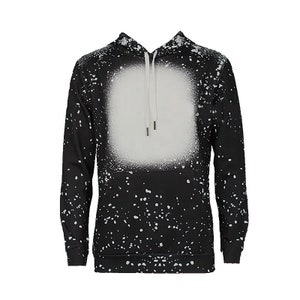 K&ouml;nnte beinhalten: Schwarzer Hoodie mit einem wei&szlig;en Spr&uuml;hfarben-Design. Der Hoodie hat ein gro&szlig;es wei&szlig;es Quadrat in der Mitte mit einem verblassten Rand.