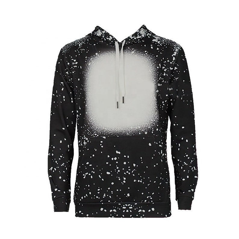 K&ouml;nnte beinhalten: Schwarzer Hoodie mit einem wei&szlig;en Spr&uuml;hfarben-Design. Der Hoodie hat ein gro&szlig;es wei&szlig;es Quadrat in der Mitte mit einem verblassten Rand.