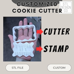 Op de afbeelding: Witte koekjessnijder en stempelset met een golvende rand, vastgehouden in een hand. De stempel leest "2'HAVIRA HT Y YAGHTRIB". De afbeelding bevat de tekst "CUSTOMIZED COOKIE CUTTER" en "STL DESIGN CO".