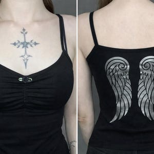 Y2K Angel Wings Cami-linne, linne med kromtryck baktill, topp med grungefärgade spaghettiband, rynkad rosenfärgad framsida, alt gotisk topp, handgjord Deadpretty