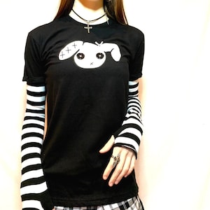 Y2K-top met knoopsluiting, shirt met grunge-gestreepte mouw, Goth Emo-shirt met lange mouw, Alt-geborduurde top, handgemaakt Deadpretty