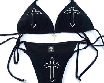 Y2K Gothic Bikini Set, schwarzer String Cross Print Bikini, Alt Grunge Triangle Bademode, Optional Charm Deadpretty