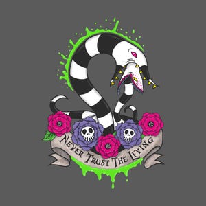 Könnte beinhalten: Cartoon-Illustration einer schlangenartigen Kreatur mit schwarz-weißen Streifen, einem weißen Kopf und einem weit geöffneten Maul. Das Design umfasst rosa und lila Blumen, Totenköpfe und den Text "Never Trust The Lying" auf einem Banner, alles vor grauem Hintergrund.
