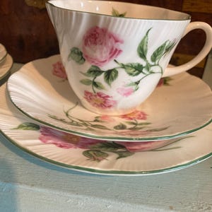 Rosina China Mottisfont Pink Roses The National Trust - Tasse à thé, soucoupe et assiette. Grand thé