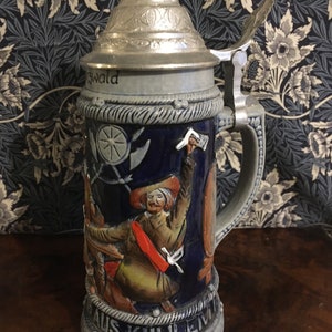 Original King Beer Mug with Pewter Lid, High Quality Drinkware, Cool Barrel Design, Tankard Gift