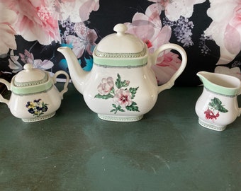 Eine Applebee-Teekanne, Milchkännchen und Zuckerdose der Royal Horticultural Society, florales Tea-Time-Dekor, Teeparty-Essentials