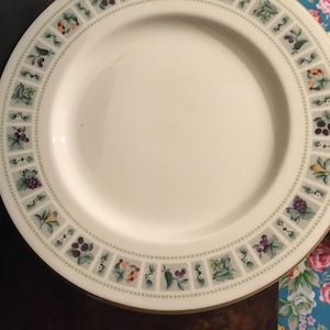 Royal Doulton Tapestry Dinner Plate 10 1/2&quot;  27 cm Excellent condition 6 available