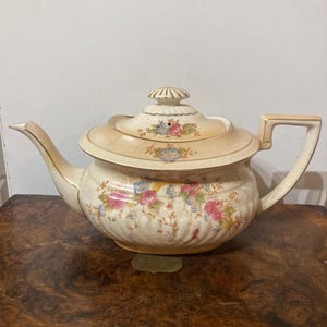 Antique Crown Devon Fielding&#39;s, &#39;May&#39; pattern Blushware Tea Pot Rd #653216