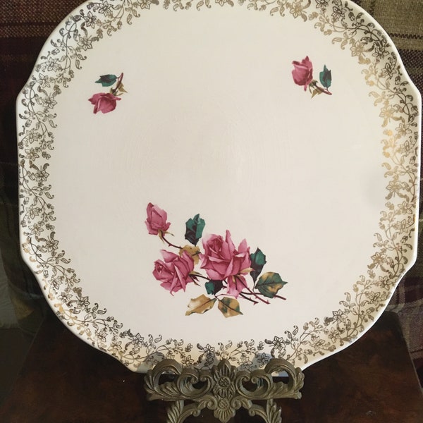 Assiette à gâteau plate en poterie anglaise Lord Nelson, bords dorés à motif de roses, plat de service