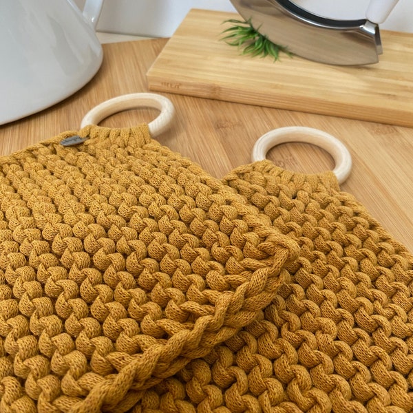 Topflappen gestrickt curry | Holzringe zum Aufhängen | 2er Set moderne Küchenhelfer| Untersetzer in Strickoptik| nachhaltige Topfuntersetzer