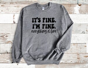 Pull De Noël Humour Chat Noir - "I'm Fine Everything Is Fine" - Sweatshirt Coton 241g - Coupe Classique - Cadeau Moche Drôle
