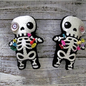 Coussin à épingles ZOMBIE Voodoo Skelly brodé à la main - À la fois effrayant et adorablement méchant !