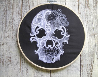 Arte de pared con calavera gótica bordada: decoración de calavera con encaje en aro