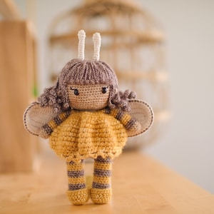 Marielle, the bee, the summer girl