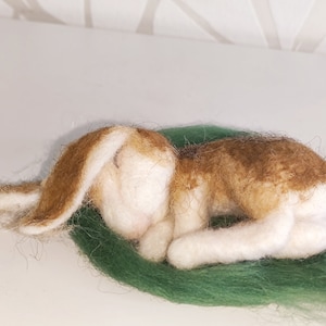 Daisy the needle felted sleeping bunny, pure wool 画像 1