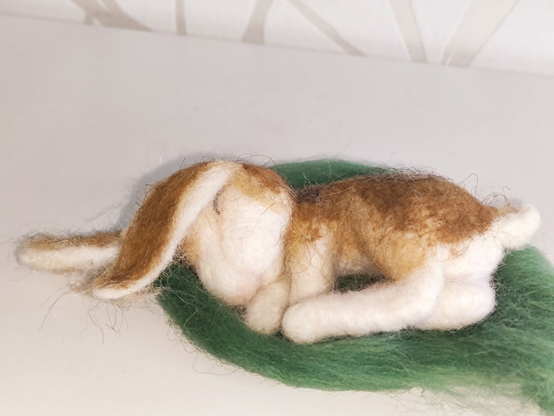 Daisy the needle felted sleeping bunny, pure wool 画像 1