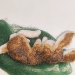 Daisy the needle felted sleeping bunny, pure wool 画像 3