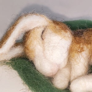 Daisy the needle felted sleeping bunny, pure wool 画像 2
