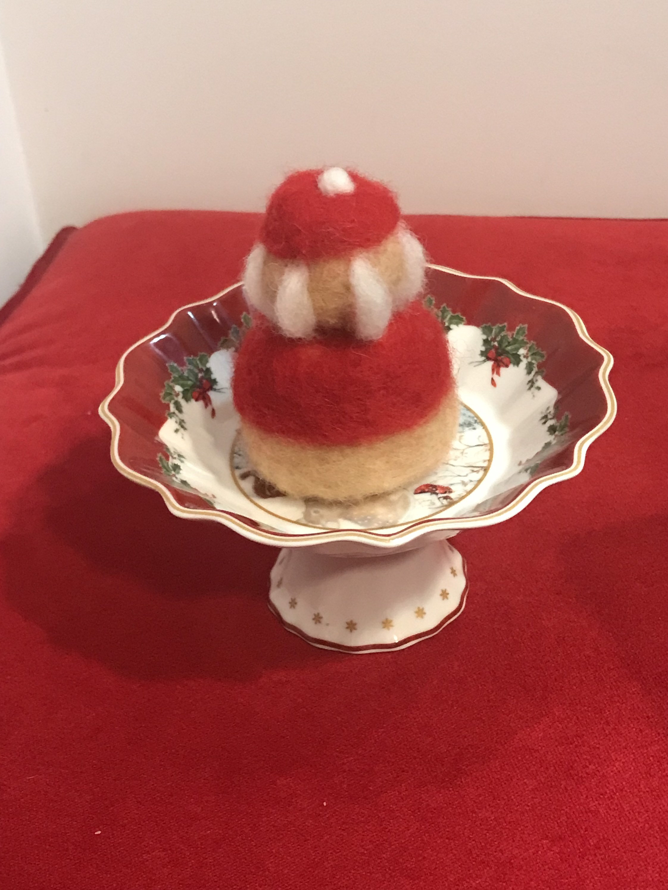 Religieuse Aux Fruits Rouges en Laine Cardée Faite à La Main France