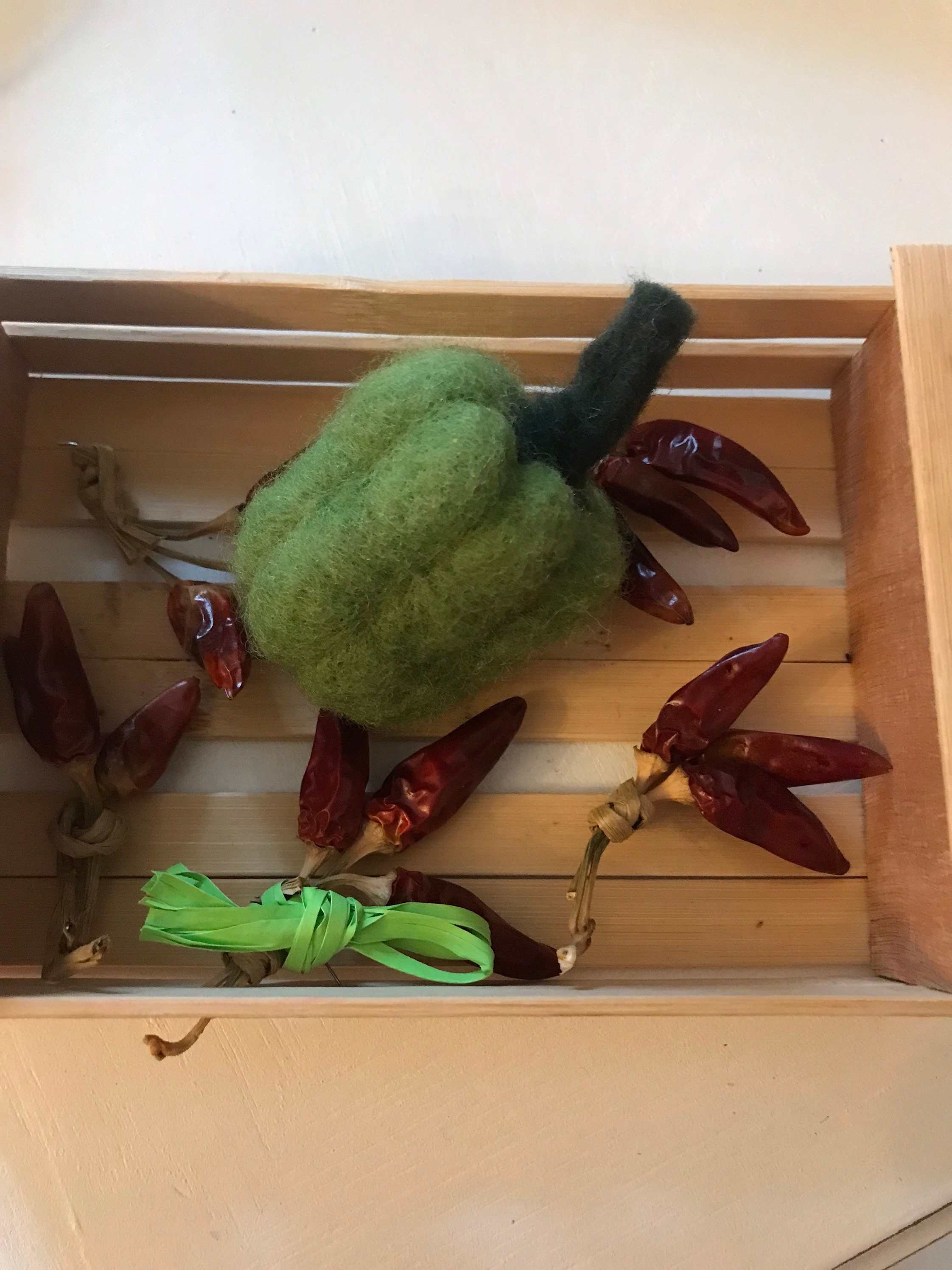 Poivron Vert en Laine Cardée Fait Main France