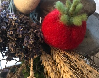 Tomate en laine cardée fait main en France