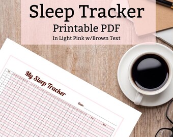 Op de afbeelding: Een printbare slaaptracker in lichtroze met bruine tekst. De tracker heeft een raster met kolommen voor de uren en rijen voor de dagen. De tekst "My Sleep Tracker" staat bovenaan het raster. De tekst "Date:" staat rechtsboven in het raster. De tekst "@slowlorisart" staat rechtsonder in het raster.