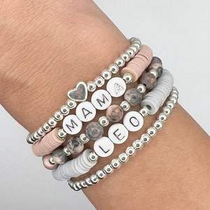 Pile de bracelets prénom maman | Ensemble de bracelets en argent | Bracelet prénom personnalisé | Cadeau pour nouvelle maman | Bijoux prénom en perles | Bracelet mots | Lettre Perles