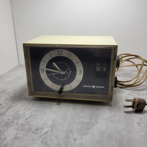 Vintage 1975 GE Alarm Clock Radio