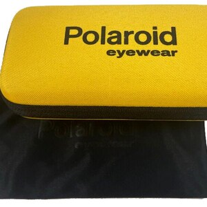 以下が含まれることがあります： 黒いジッパーとトリムが付いた、黄色のPolaroid eyewearケース。ケースは長方形で、ブランド名が黒で印刷されています。黒い巾着袋が下にあります。