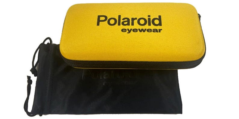 以下が含まれることがあります： 黒いジッパーとトリムが付いた、黄色のPolaroid eyewearケース。ケースは長方形で、ブランド名が黒で印刷されています。黒い巾着袋が下にあります。