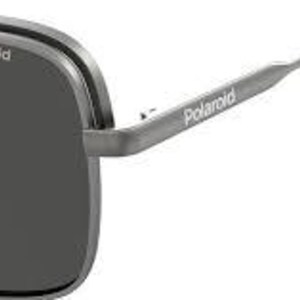 以下が含まれることがあります： グレーのスクエアフレームサングラス、濃い色のレンズ。ブランド名「Polaroid」がレンズの左上とテンプルにプリントされています。モダンでミニマルなデザインのサングラスです。