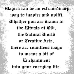 Puede incluir: Un fondo blanco con un borde texturizado rodea texto negro. El texto dice: "La magia puede ser una forma extraordinaria de inspirar y elevar. Ya sea que te sientas atra&iacute;do por los Rituales de la Antig&uuml;edad, el Mundo Natural o las Artes Creativas, hay innumerables formas de tejer un poco de Encantamiento en tu vida diaria."