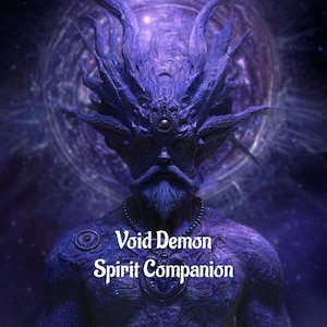 Op de afbeelding: Digitaal kunstwerk van een paarse demon met een baard en geweien, versierd met een ketting en een hanger. De tekst "Void Demon Spirit Companion" staat op de borst, tegen een kosmische achtergrond.