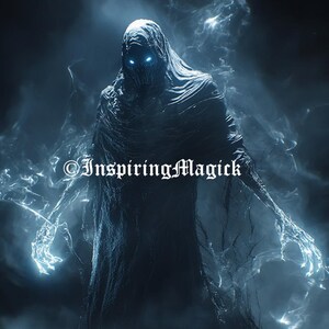Puede incluir: Una figura sombría con ojos azules brillantes y manos, que lleva una túnica con capucha, se encuentra en una niebla arremolinada. El texto "© InspiringMagick" es visible en el centro inferior de la imagen.