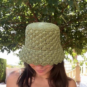 Olivgrön virkad hinkhatt i raffia, sommarhatt för kvinnor, virkad solhatt, strandhatt, texturerad raffiahatt
