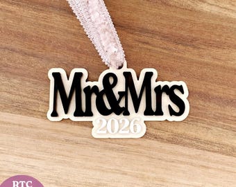 Mr Mrs 2026 Weihnachten Hochzeit Ornament svg Laser bereit Hochzeitsgeschenkanhänger Paar Andenken Acryl-Holzschnittdatei
