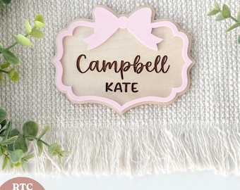 Letrero con nombre de lazo SVG para niña, Hola mundo, anuncio de nacimiento, corte láser, decoración de pared para guardería, letrero para habitación de bebé, archivo Glowforge, hospital, si