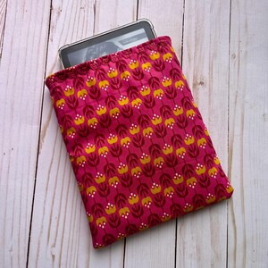 Retro Magenta Tulips Floral Kindle Sleeve | Book Sleeve | Book Pouch | Book Cover | Padded Book Sleeve | Book Protector