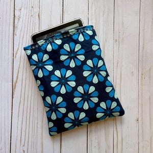 Retro Blue Floral Kindle Sleeve | Book Sleeve | Book Pouch | Book Cover | Padded Book Sleeve | Book Protector