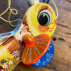 Ancien jouet abeille à tirer QUEEN BUZZY BEE 444 FISHER PRICE TOYS