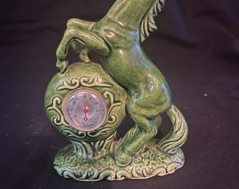 Termómetro corporal de cerámica con forma de caballo verde encabritado, estilo vintage de los años 50, fabricado en Japón.