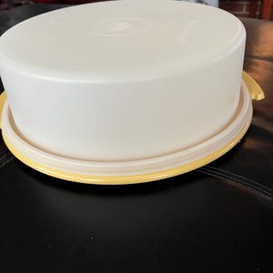 Tupperware #719-1, Vintage Cake Carrier/Tray w/ Lid - 10”- Harvest Gold